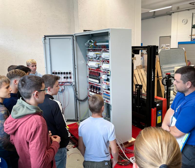 430 Schülerinnen und Schüler nehmen Fährte auf