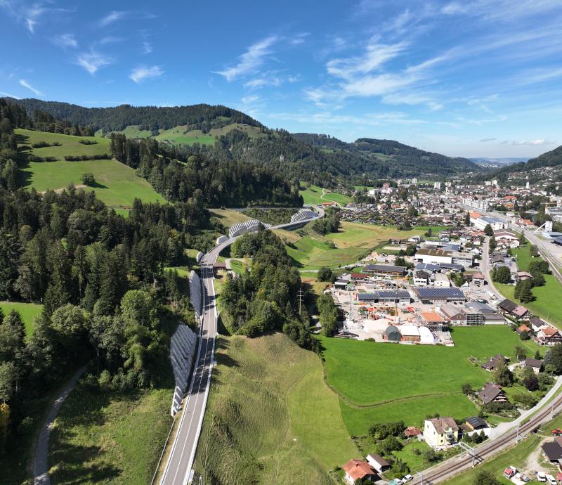 Erste Leitpoller auf Toggenburger Umfahrungen